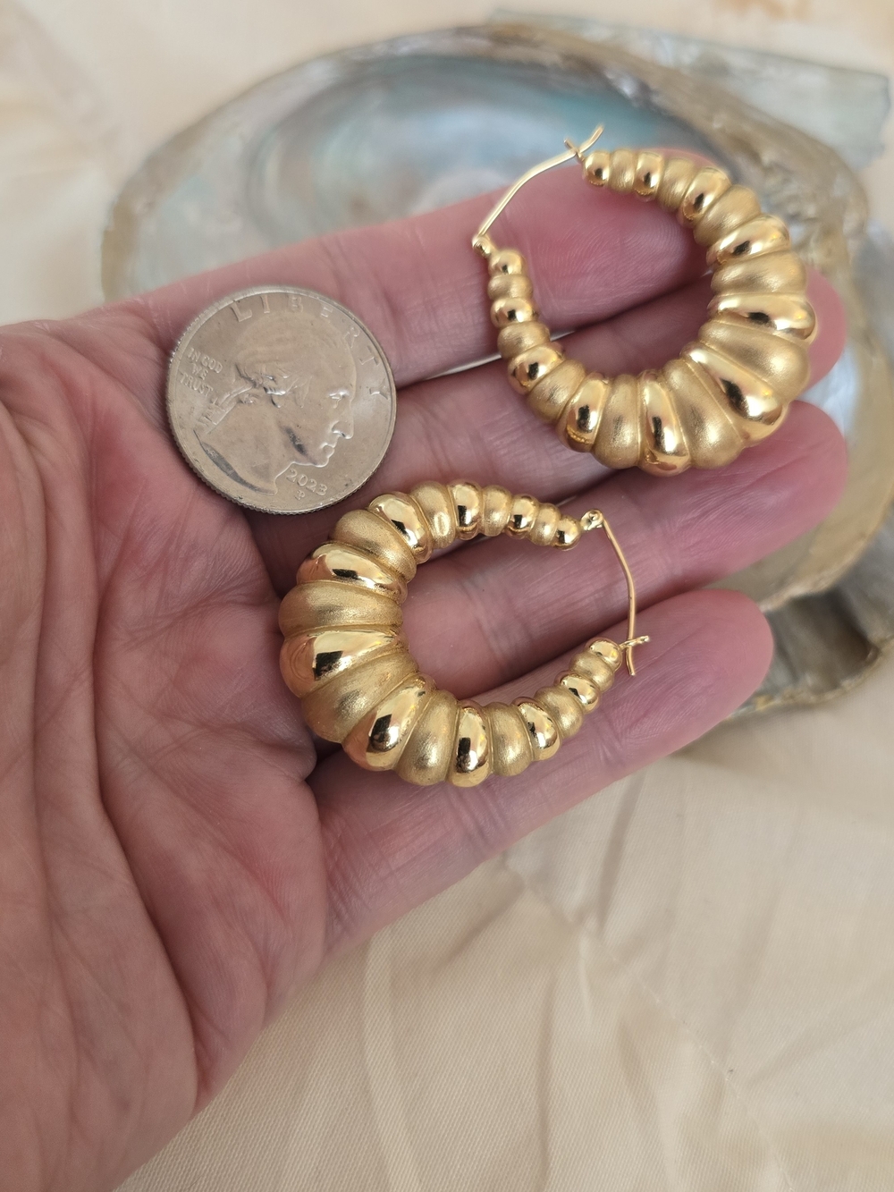 10K Gold Ribbed Shrimp Hoop Earrings - Picture 3 of 7